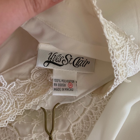 3 Dress blouses Sizes L-XL. Like new. - Picture 6 of 7